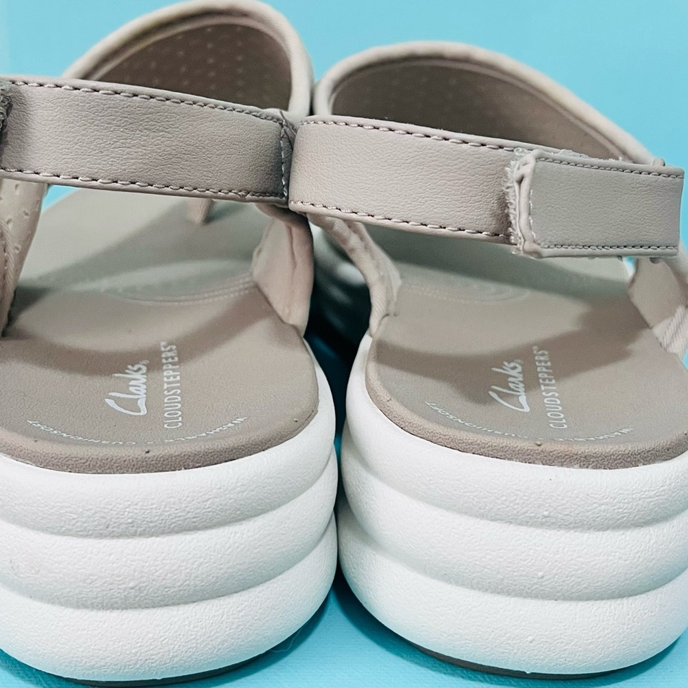 Clarks Women's Tan Perforated Sandals Cloud Steppers Size 10M - Picture 2 of 7